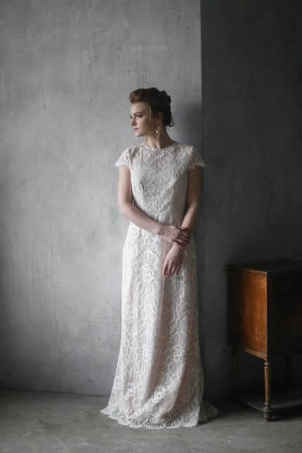 Elegant lace wedding dress