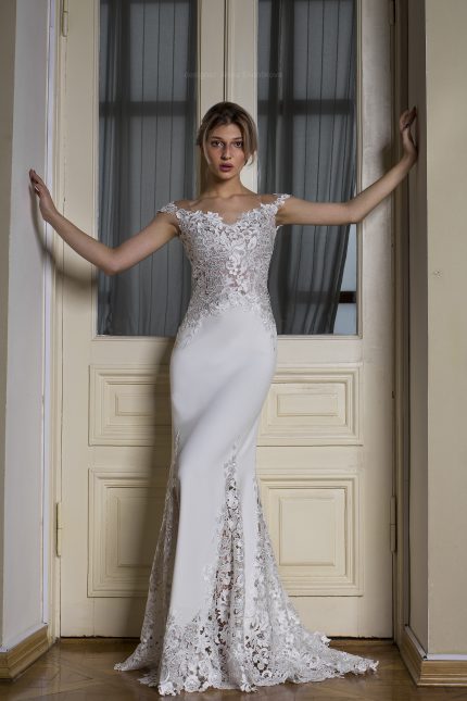 Photo 3: Lace ornament on the waist in the wedding dress \\ Anna Skoblikova