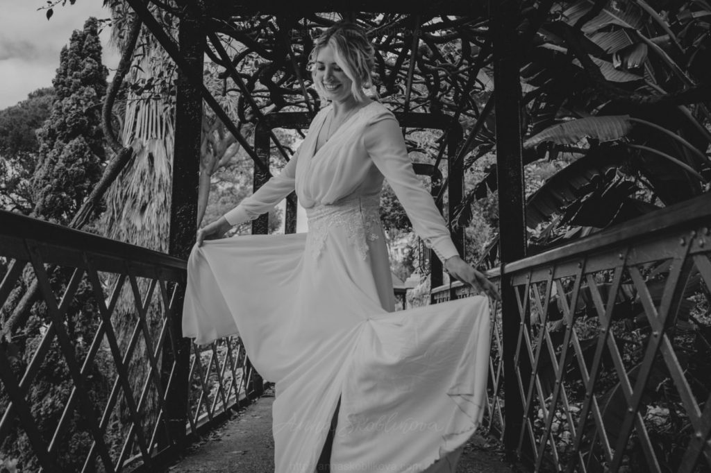 Chiffon wedding dress with sleeves / Anna Skoblikova / Shennon